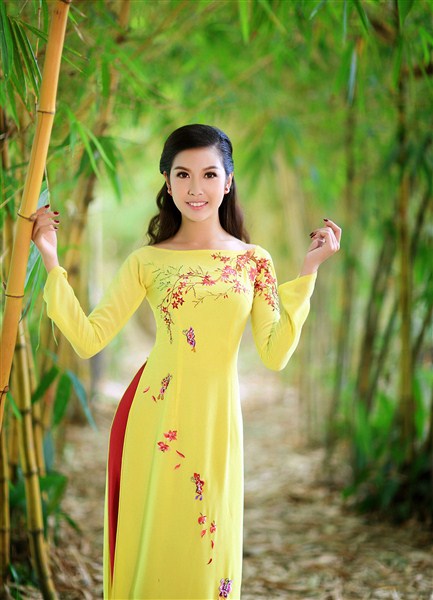 Người[-]mẫu[-]Thúy[-]Vân[-]diện[-]áo[-]dài[-]hòa[-]cùng[-]thiên[-]nhiên,[-]sông[-]nước